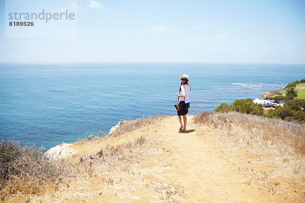Junge Frau beim Spaziergang an der Küste Palos Verdes  Kalifornien  USA