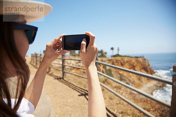 Junge Frau beim Fotografieren  Palos Verdes  Kalifornien  USA