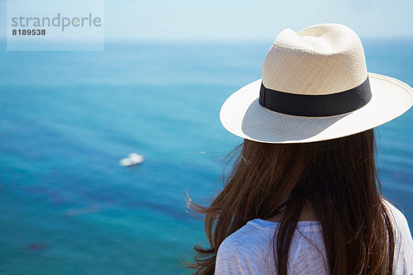 Junge Frau mit Blick aufs Meer  Palos Verdes  Kalifornien  USA