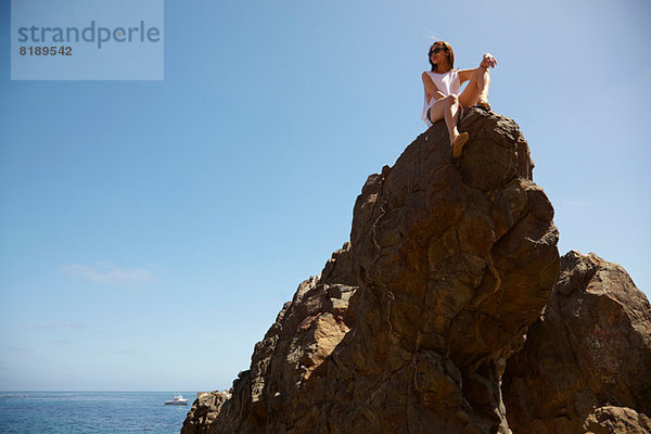 Junge Frau auf Felsen  Palos Verdes  Kalifornien  USA