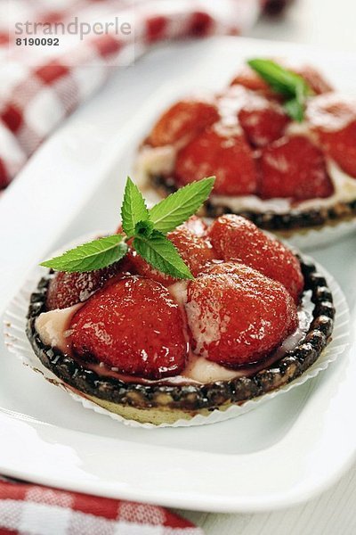 Erdbeertörtchen mit Minzeblättchen
