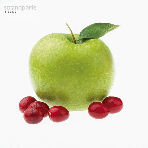 Cranberries und ein grüner Apfel