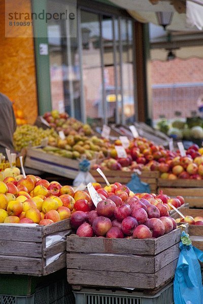 Verschiedene Sorten von Äpfeln auf einem polnischen Markt