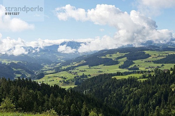 Blick von der Moosegg (Kanton Bern  Schweiz)  ins Emmental und auf die Berner Bergwelt
