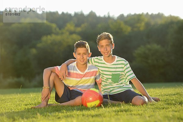 Zwei Teenager spielen Fußball auf der Wiese  Oberpfalz  Bayern  Deutschland  Europa