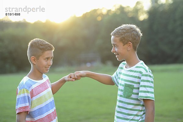 Zwei Teenager spielen Fußball auf der Wiese  Oberpfalz  Bayern  Deutschland  Europa