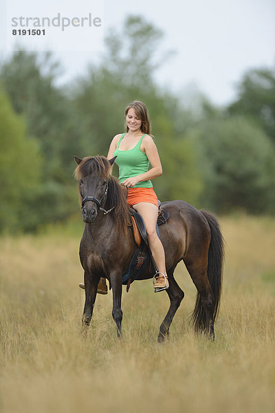 Junge Frau mit einem Islandpony  Franken  Bayern  Deutschland  Europa