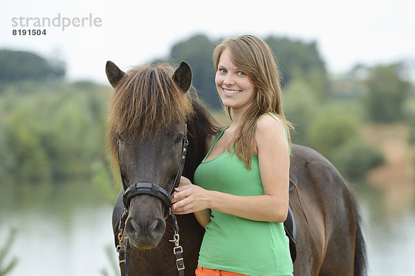 Junge Frau mit einem Islandpony  Franken  Bayern  Deutschland  Europa