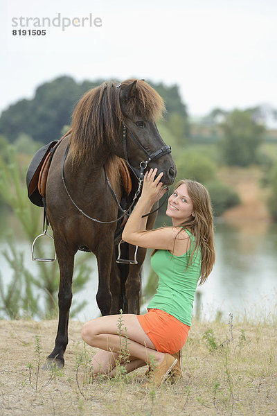 Junge Frau mit einem Islandpony  Franken  Bayern  Deutschland  Europa