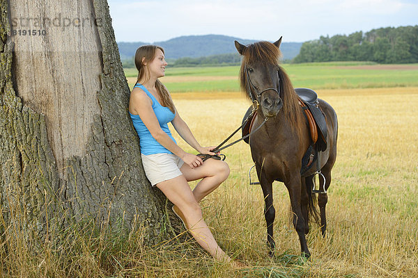 Junge Frau mit einem Islandpony  Franken  Bayern  Deutschland  Europa