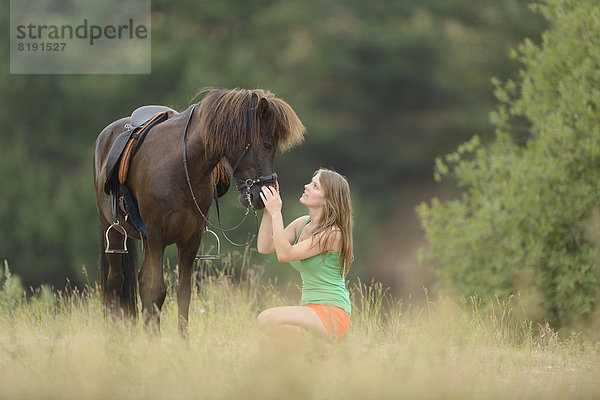 Junge Frau mit einem Islandpony  Franken  Bayern  Deutschland  Europa