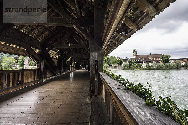 Die längste gedeckte Holzbrücke Europas  Rhein  hinten das Fridolinsmünster