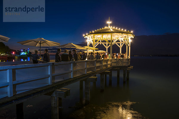 Pavillon mit Bar am Bodensee  Nachtaufnahme