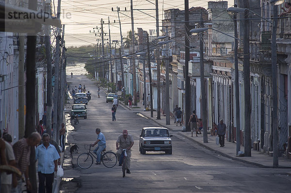 Straßenszene in der Altstadt von Cienfuegos