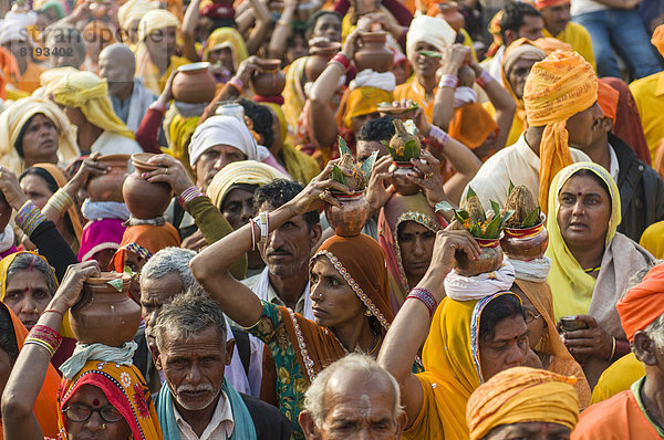 Prozession von Gläubigen während der Kumbha Mela