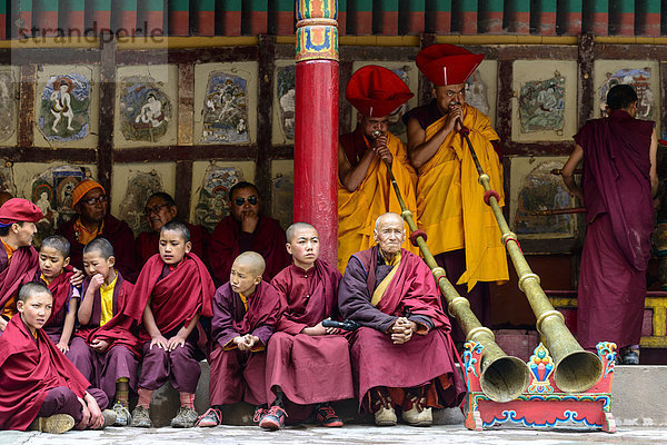 Musizierende Mönche bei der Eröffnungsfeier des Hemis Festivals