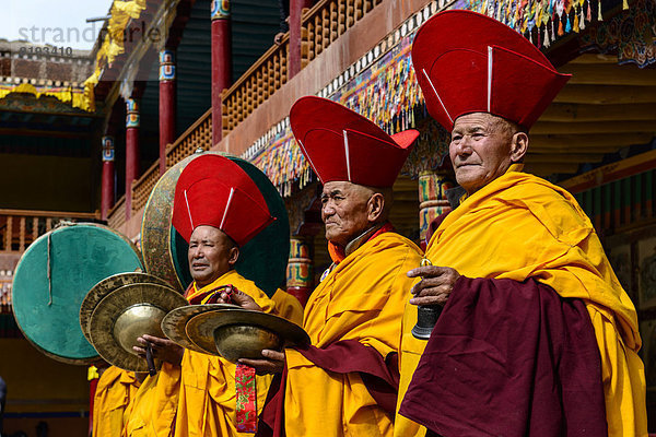 Musizierende Mönche bei der Eröffnungsfeier des Hemis Festivals