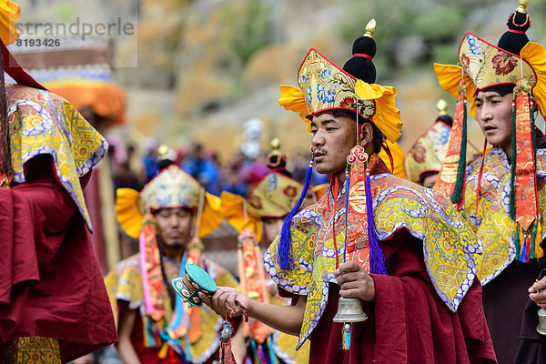 Mönche beim rituellen Tanz  der Geschichten aus der Frühzeit des Buddhismus beschreibt  während des Hemis Festivals