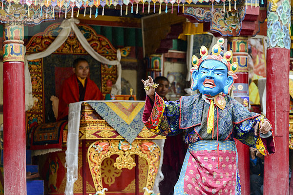Mönch beim rituellen Maskentanz  der Geschichten aus der Frühzeit des Buddhismus beschreibt  während des Hemis Festivals