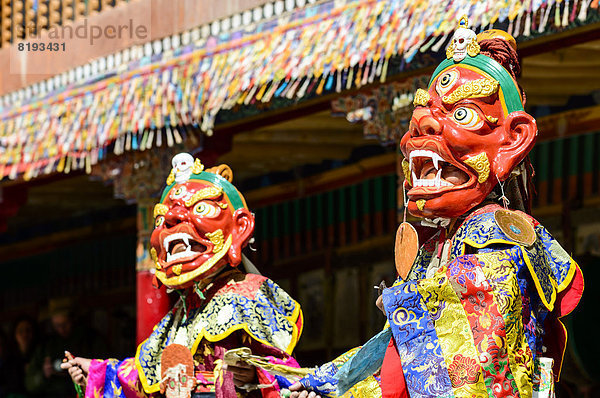 Mönche beim rituellen Maskentanz  der Geschichten aus der Frühzeit des Buddhismus beschreibt  während des Hemis Festivals