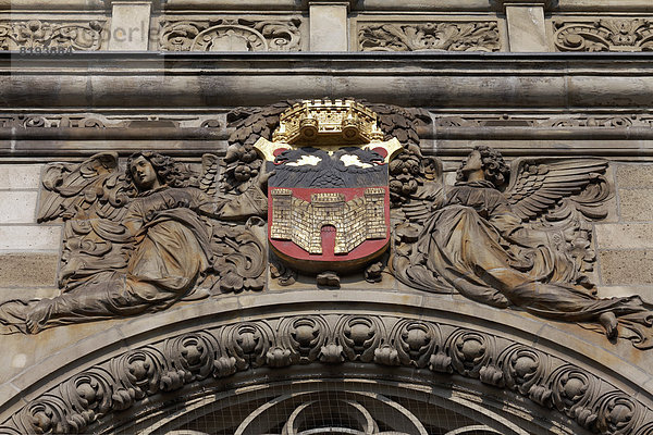 Stadtwappen am Rathaus  Fassade im Stil der Renaissance