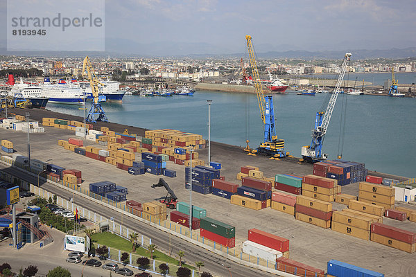 Containerhafen an der Adriaküste