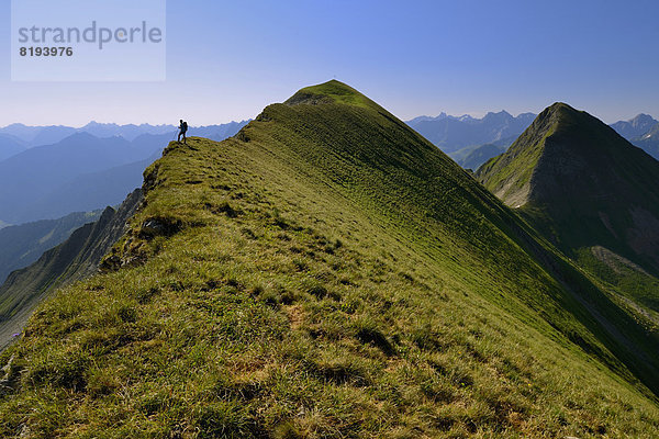 Bergsteiger auf dem grasigen Gipfelgrat  auf dem Großen Krottenkopf