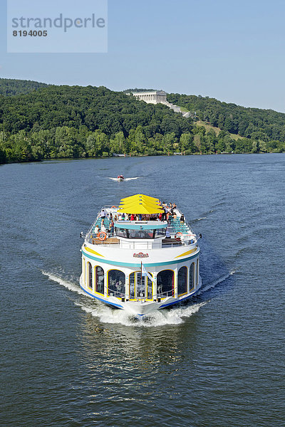 Ausflugsschiff auf der Donau  hinten die Walhalla
