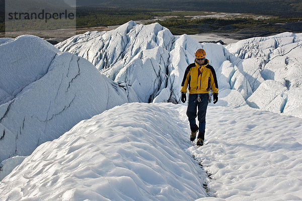 Bergsteiger wandert am Matanuska-Gletscher