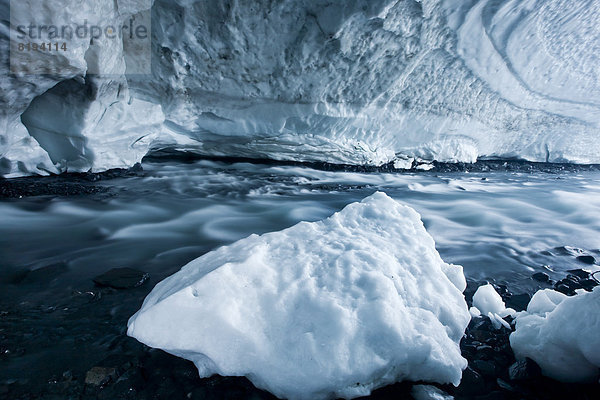 Gletscherbach fließt durch die Eishöhle vom Matanuska-Gletscher