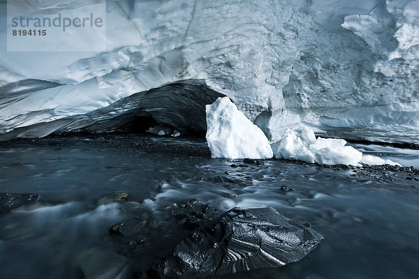 Gletscherbach fließt durch die Eishöhle vom Matanuska-Gletscher
