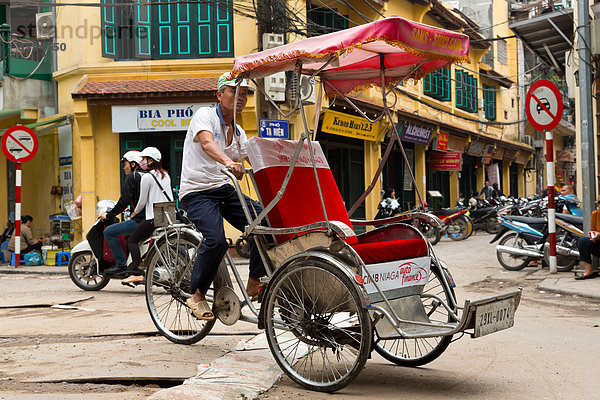 Mann mit einer Fahrradrikscha  Hanoi  Vietnam  Asien