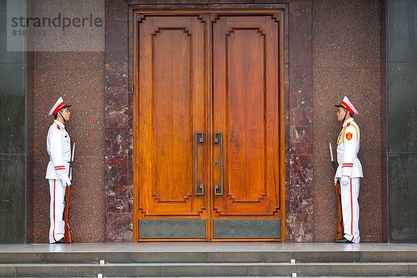 Wache in Uniform  Ho Chi Minh Mausoleum  Hanoi  Vietnam  Asien