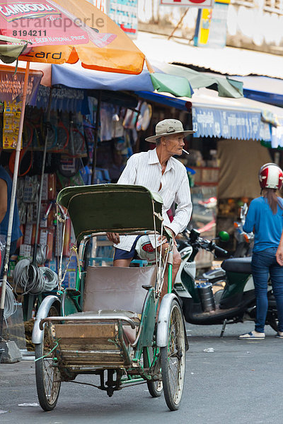 Man auf einer Fahrradrikscha  Phnom Penh  Kambodscha  Asien