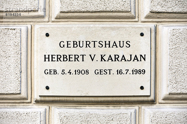 Erinnerungstafel am Geburtshaus von Dirigent Herbert von Karajan
