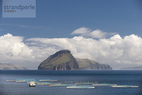 Fischzuchtanlage  Wolken und Meer  kleinste bewohnte Insel der Färöern