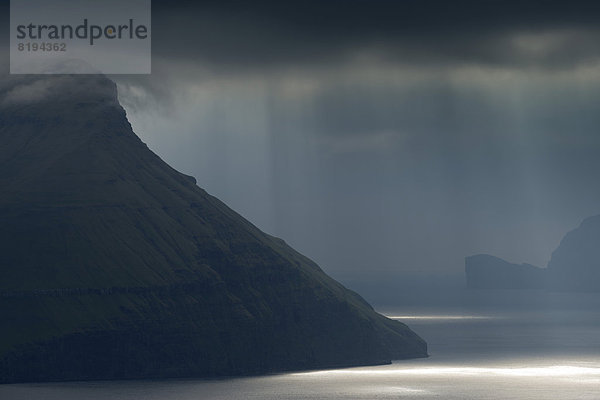 Dramatische Lichtstimmung  tiefhängende Wolken  Lichtflecken auf dem Meer