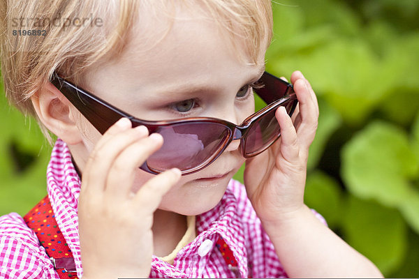 Kleines Mädchen mit Sonnenbrille