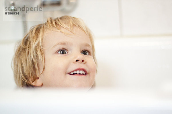 Kleines Mädchen in der Badewanne