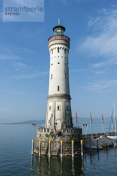 Deutschland  Bayern  Lindau  Blick auf Leuchtturm am Hafen