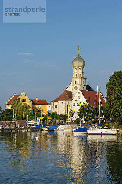 Deutschland  Bayern  Wasserburg  Blick auf die Kirche St. Georg im Hafen