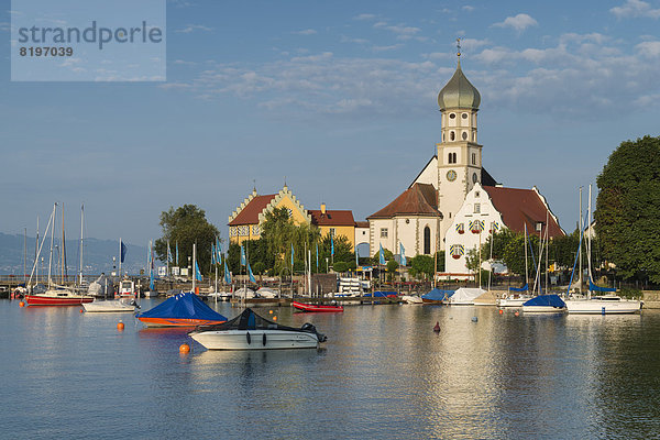 Deutschland  Bayern  Wasserburg  Blick auf die Kirche St. Georg im Hafen