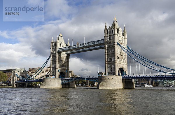 Großbritannien  London  Blick auf die Tower Bridge an der Themse