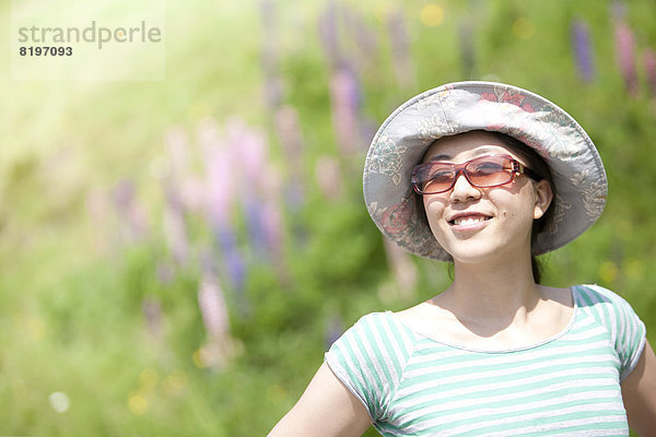 Österreich  Junge Frau mit Sonnenbrille und Hut