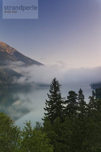 Österreich  Tirol  Nebelblick am Achensee