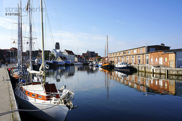 Deutschland  Mecklenburg-Vorpommern  Blick auf Segelboote im Hafen Wismar