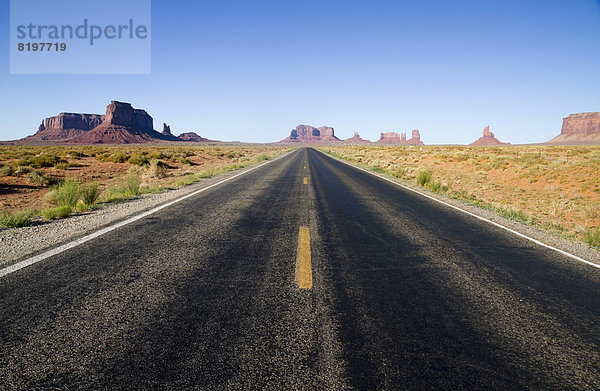 Usa  Utah  Blick auf die Straße in der Wüste zum Monument Valley