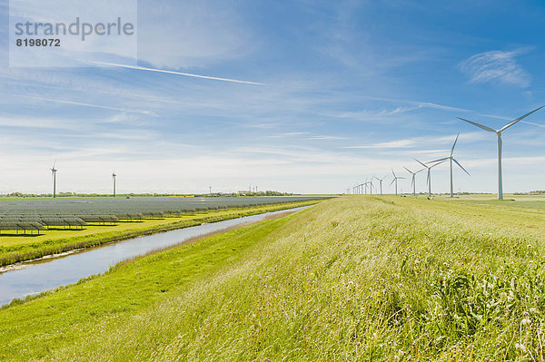 Deutschland  Schleswig-Holstein  Blick auf Windkraftanlage in Feldern