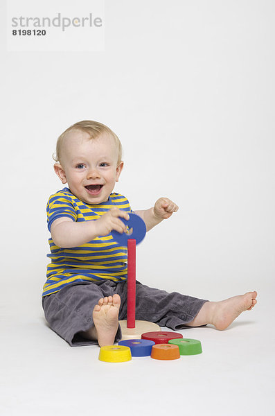 Porträt eines Jungen  der mit Spielzeug spielt  lächelnd