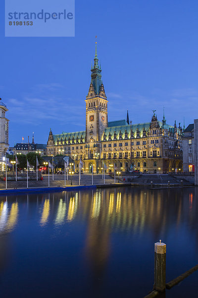 Deutschland  Hamburg  Blick auf Rathaus und Alsterfleet